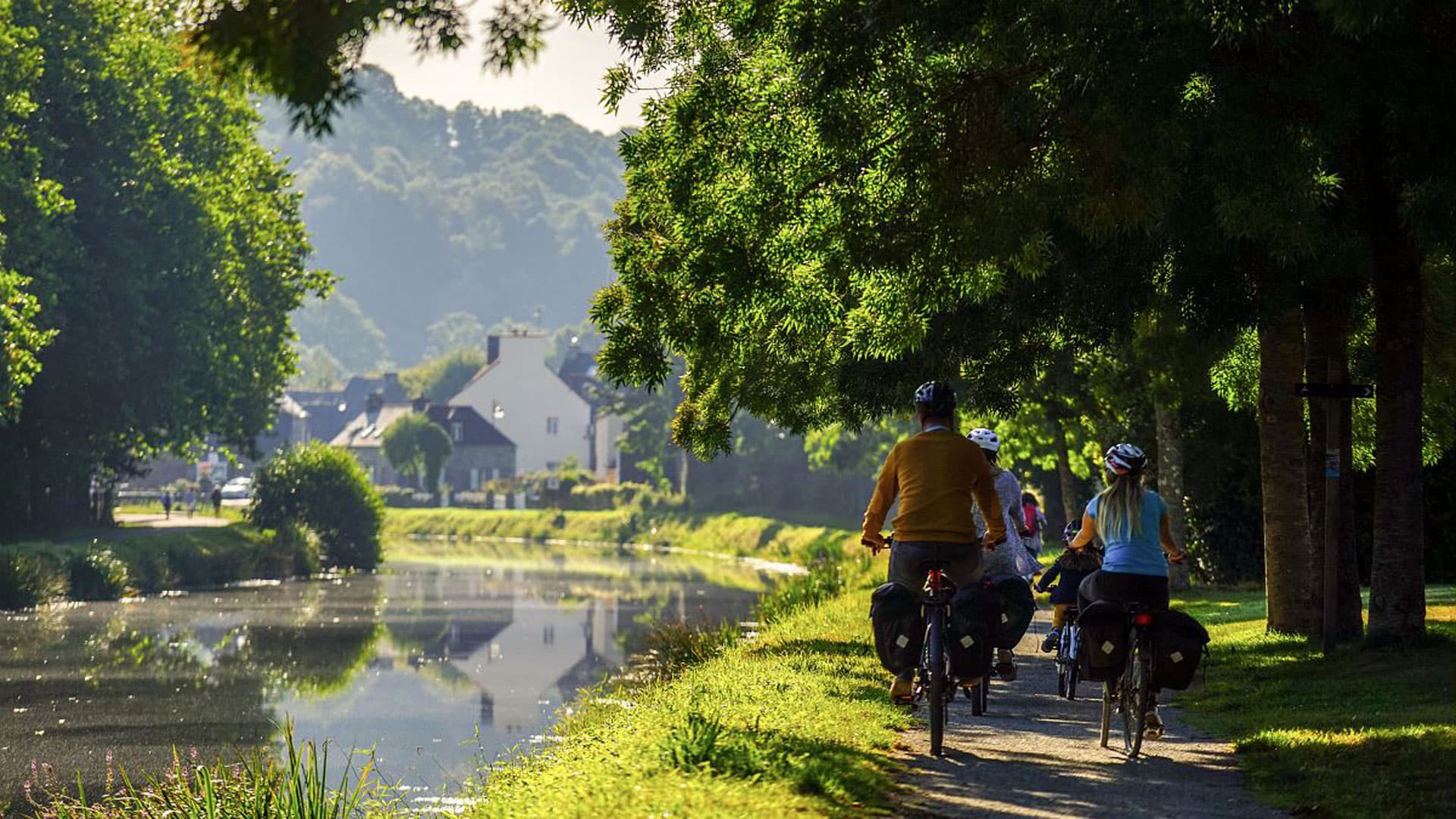 Promeneurs le long du canal de Nantes à Brest, sur la Vélodyssée (itinéraire véloroute européen)