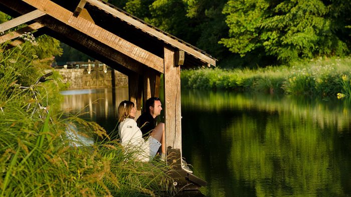 couple faisant une pause le long du canal d’Ille-et-Rance à Hédé-Bazouges