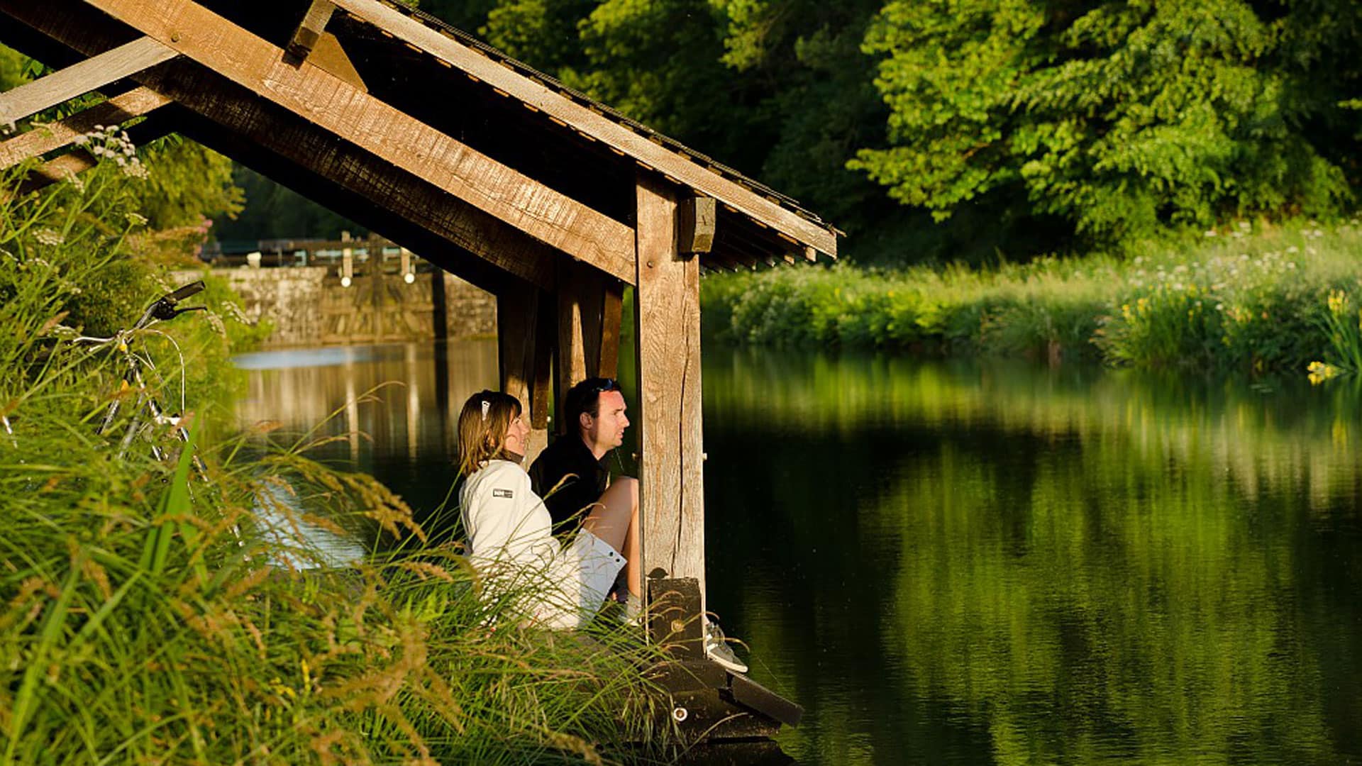 couple faisant une pause le long du canal d’Ille-et-Rance à Hédé-Bazouges