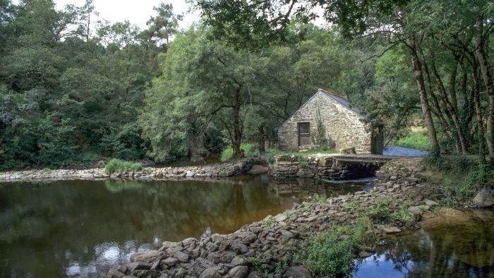 Moulin du Fourden et sa digue de retenue sur la rivière de l'Ellé à Tréméven (29)