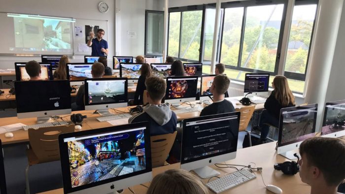 Démonstration du jeu Legends of Europe dans une classe de lycéens installés devant leurs ordinateurs