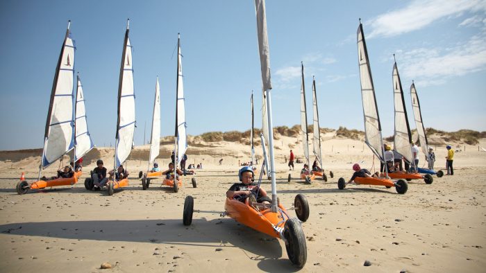 groupe d'enfants en chars à voile sur une plage bretonne