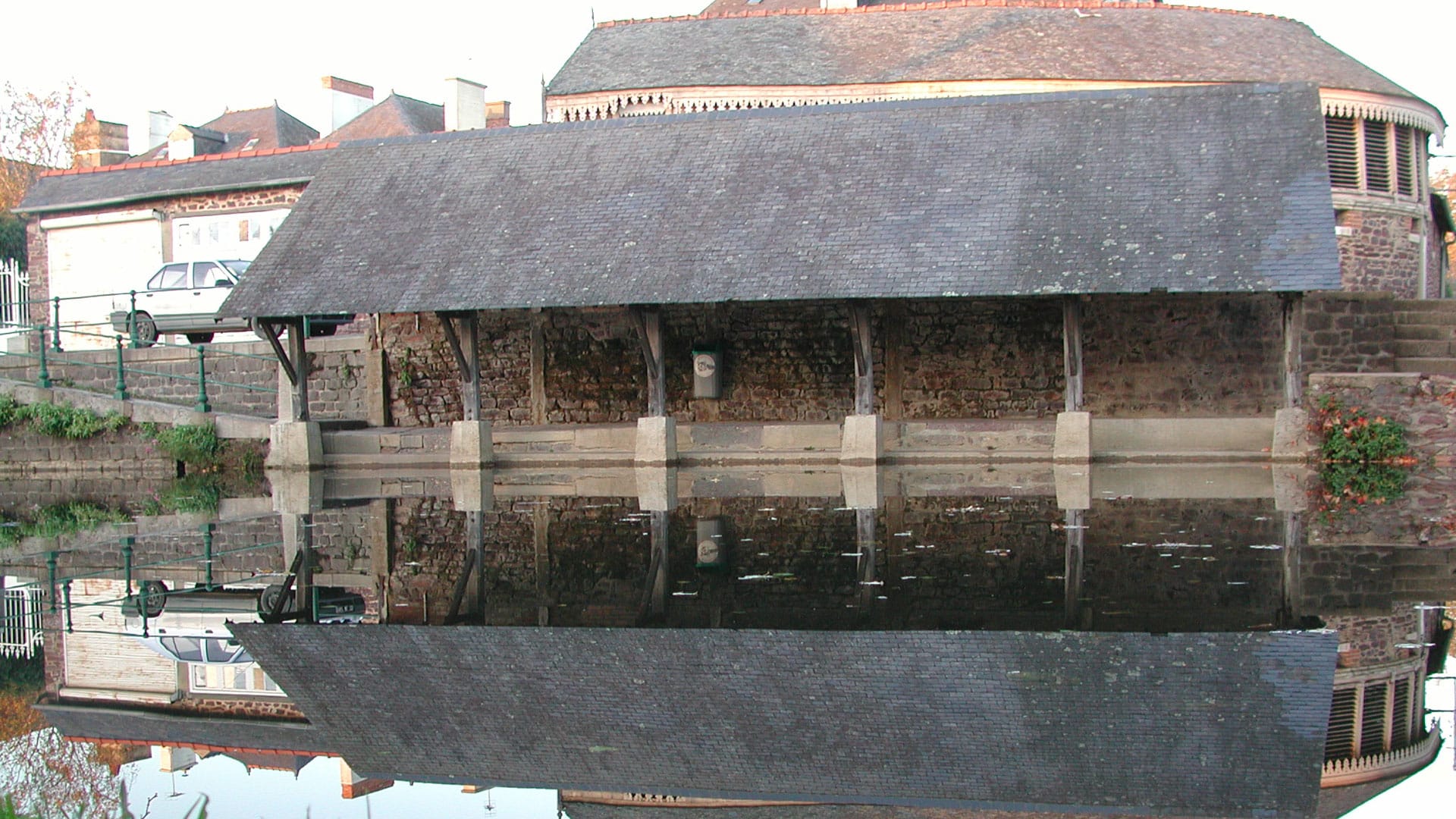 avoir, séchoir et anciens bains publics (à l’arrière-plan) de Montfort-sur-Meu (35)