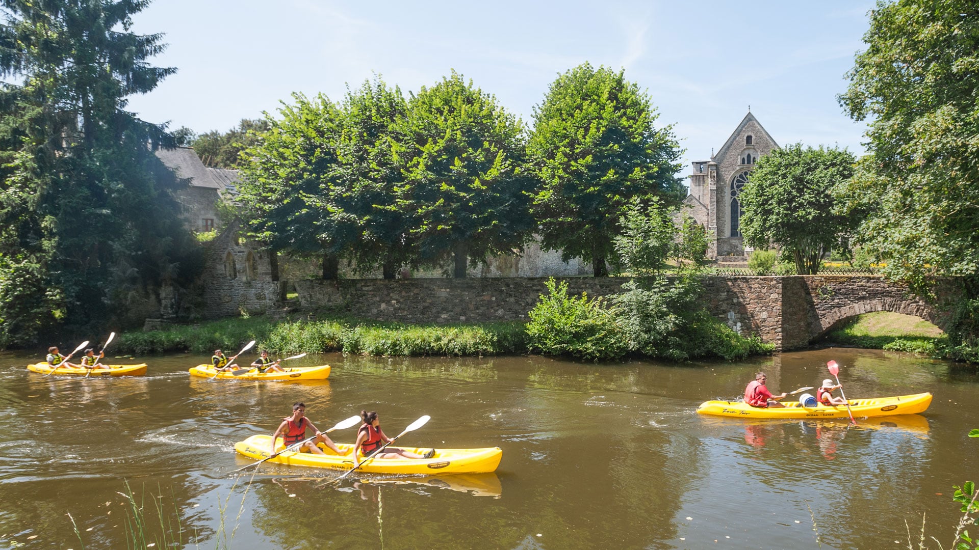 Kayakistes sur la Rance à Léhon (22), avec vue sur l'abbaye Saint-Magloire et son mur de clôture