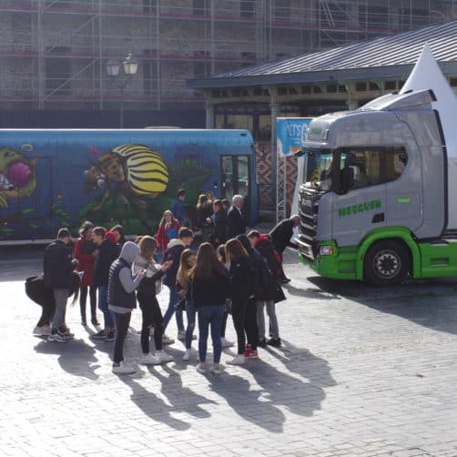 Groupe de personnes devant le bus l' escape game de Transdev sur les stereotypes métiers
