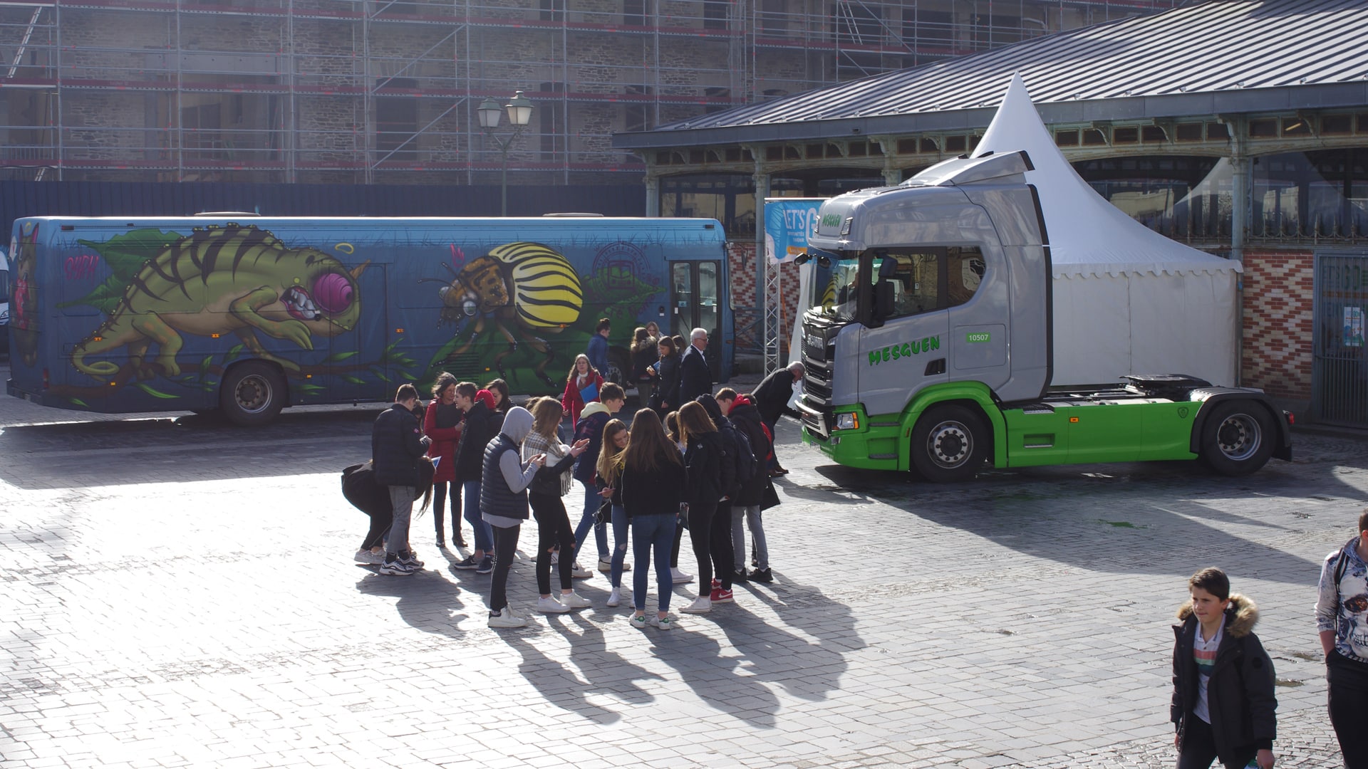 Groupe de personnes devant le bus l' escape game de Transdev sur les stereotypes métiers