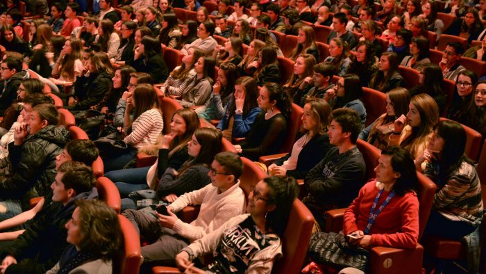 lycéens dans un amhitheêtre au festival Etonnants Voyangeurs de Saint-Malo