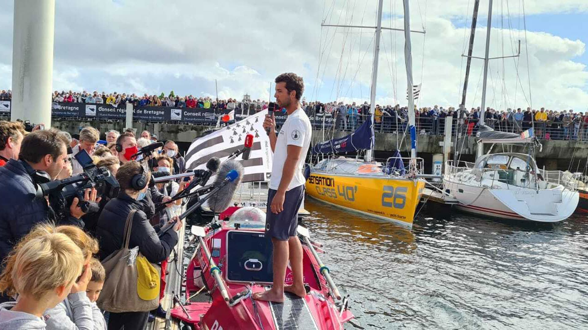 Arrivée de Guirec dans le port de Brest accueillir par une fouleaprès sa traversée retour par l'Atlantique NOrd (1er octobre 2021)