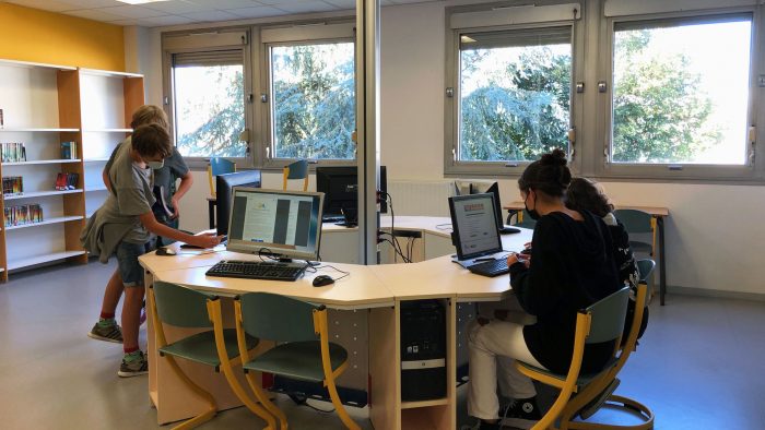 élèves dans une salle du nouveau lycée Diwan de Vannes