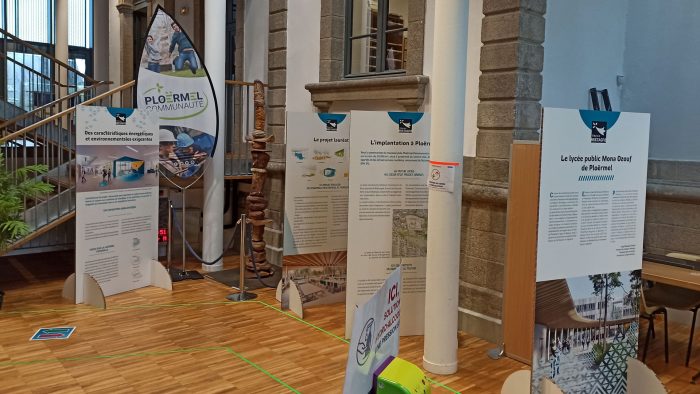 Exposition sur le futur lycée Mona-Ozouf à la mairie de Ploërmel.