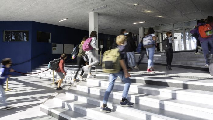 elèves montant les marches pour entrer dans le nouveau lycée Diwan de Vannes