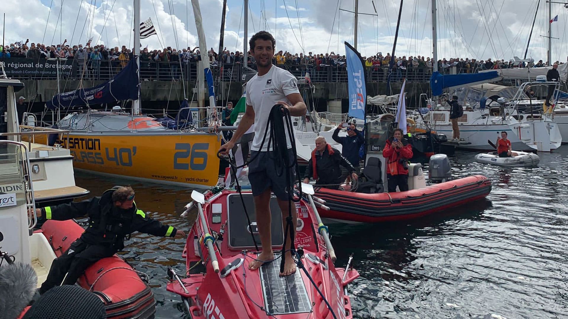 Arrivée de Guirec dans le port de Brest le 1er octobre 2021, accueilli par une foule de spectateurs