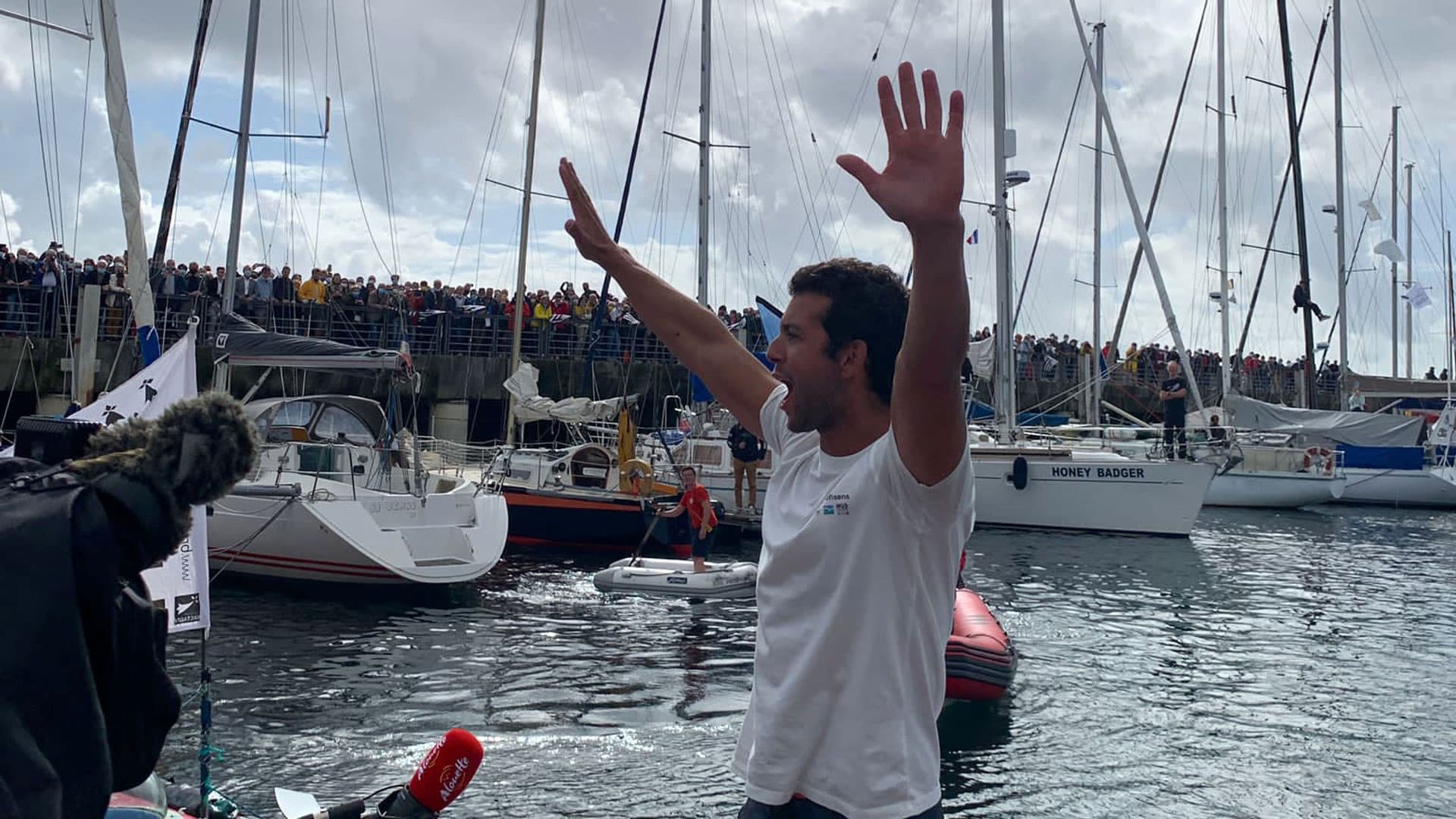 Arrivée de Guirec dans le port de Brest accueilli par une foule après sa traversée retour par l'Atlantique Nord (1er octobre 2021)