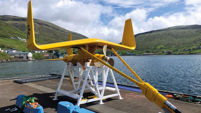 gros plan sur le prototype d'hydrolienne Minestro sur une barge en mer