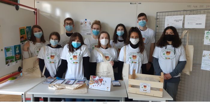 Groupe de lycéens masqués recevant le 1er prix Trouve Ta Ferme bio