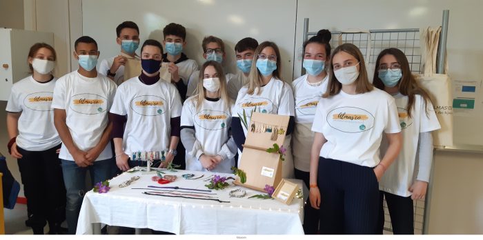 Groupe de lycéens réunis autour du deuxième Prix Almasco
