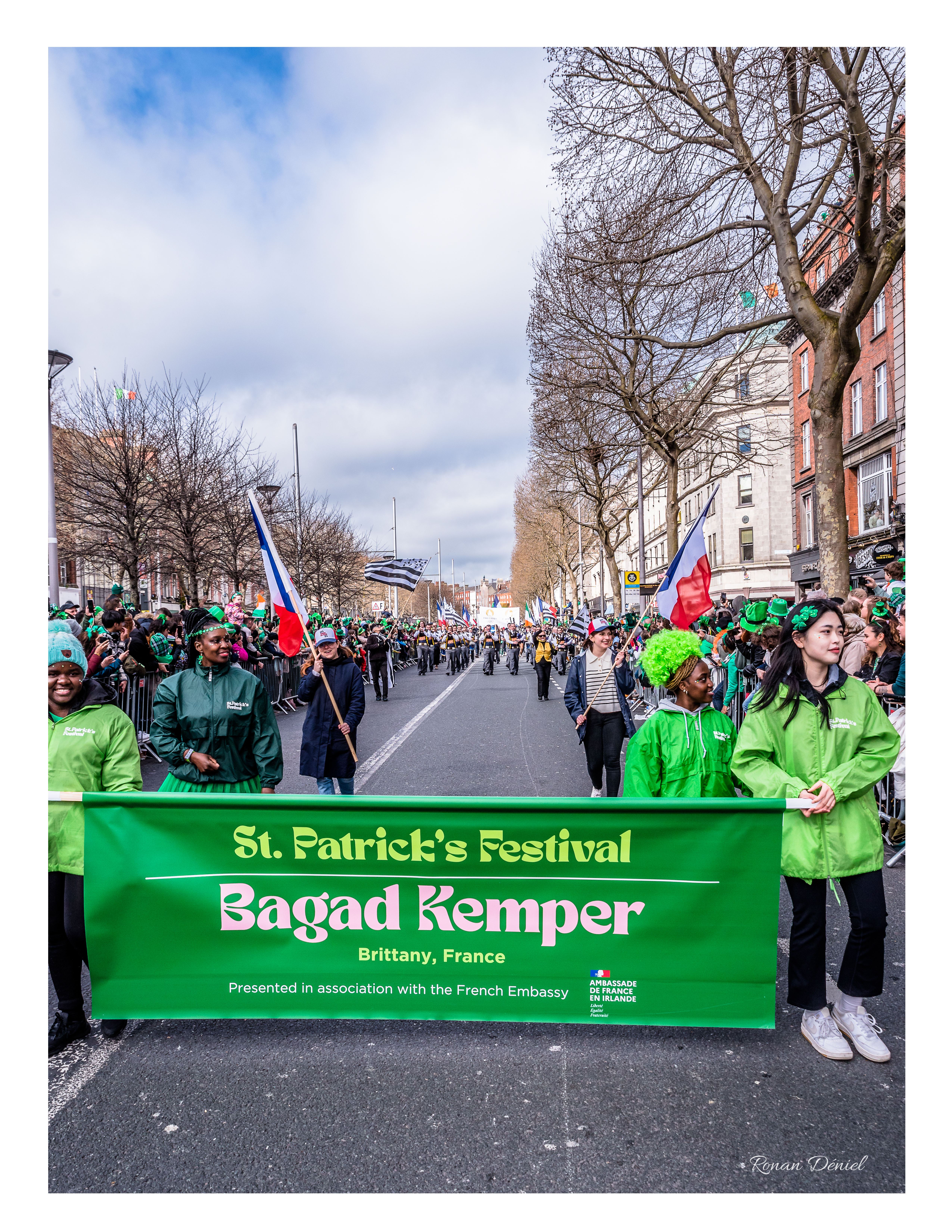 Le bagad Quimper défile au centre de Dublin pour la Saint-Patrick