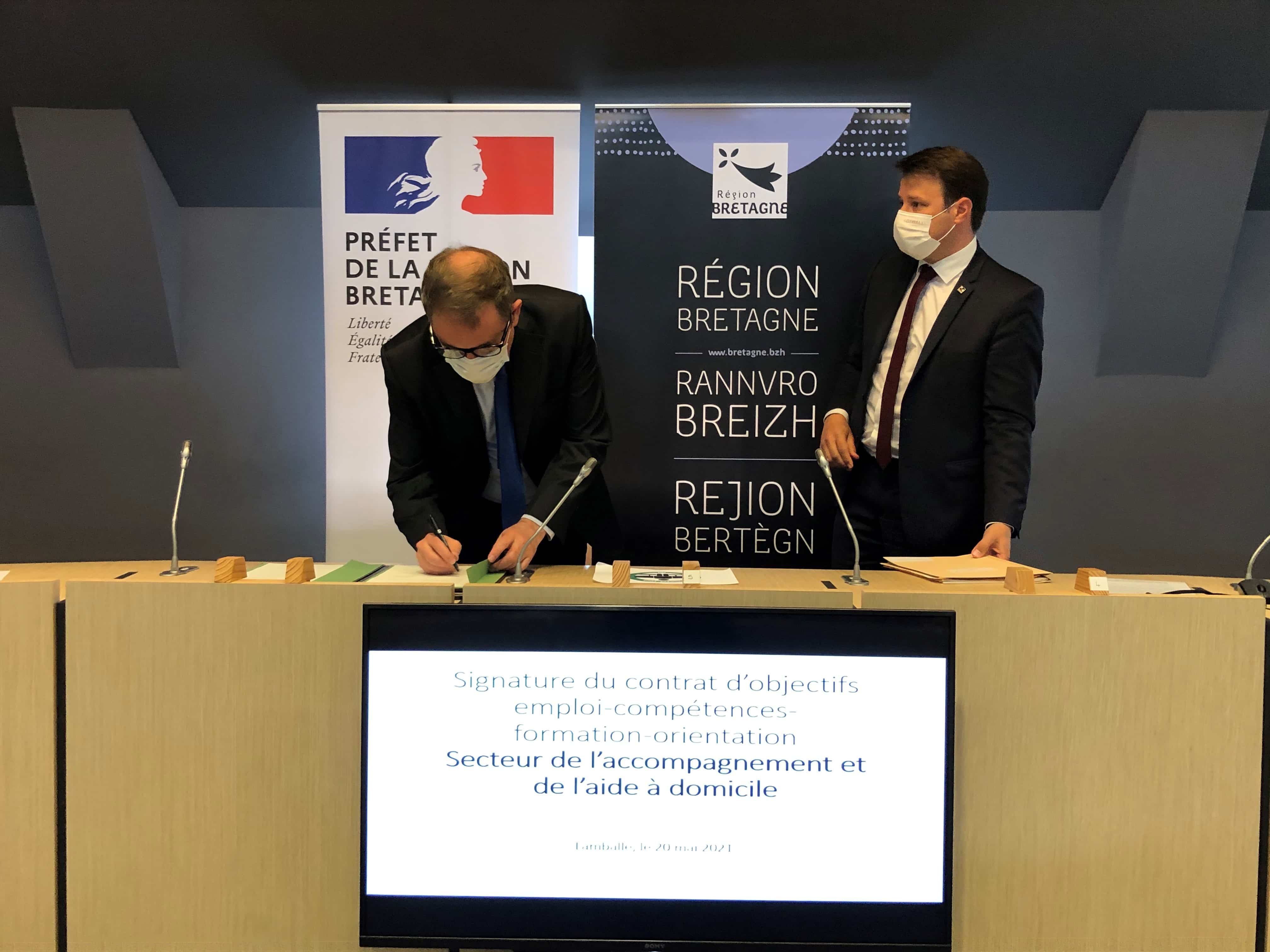 Loïg Chesnais-Girard, Président de la Région Bretagne et Emmanuel Berthier, préfet de la région Bretagne signent le contrat d'objectifs emploi, compétences, formation, orientation