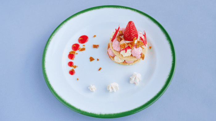 Sablé breton, mousse de fraise, meringue maison et ganache au citron vert