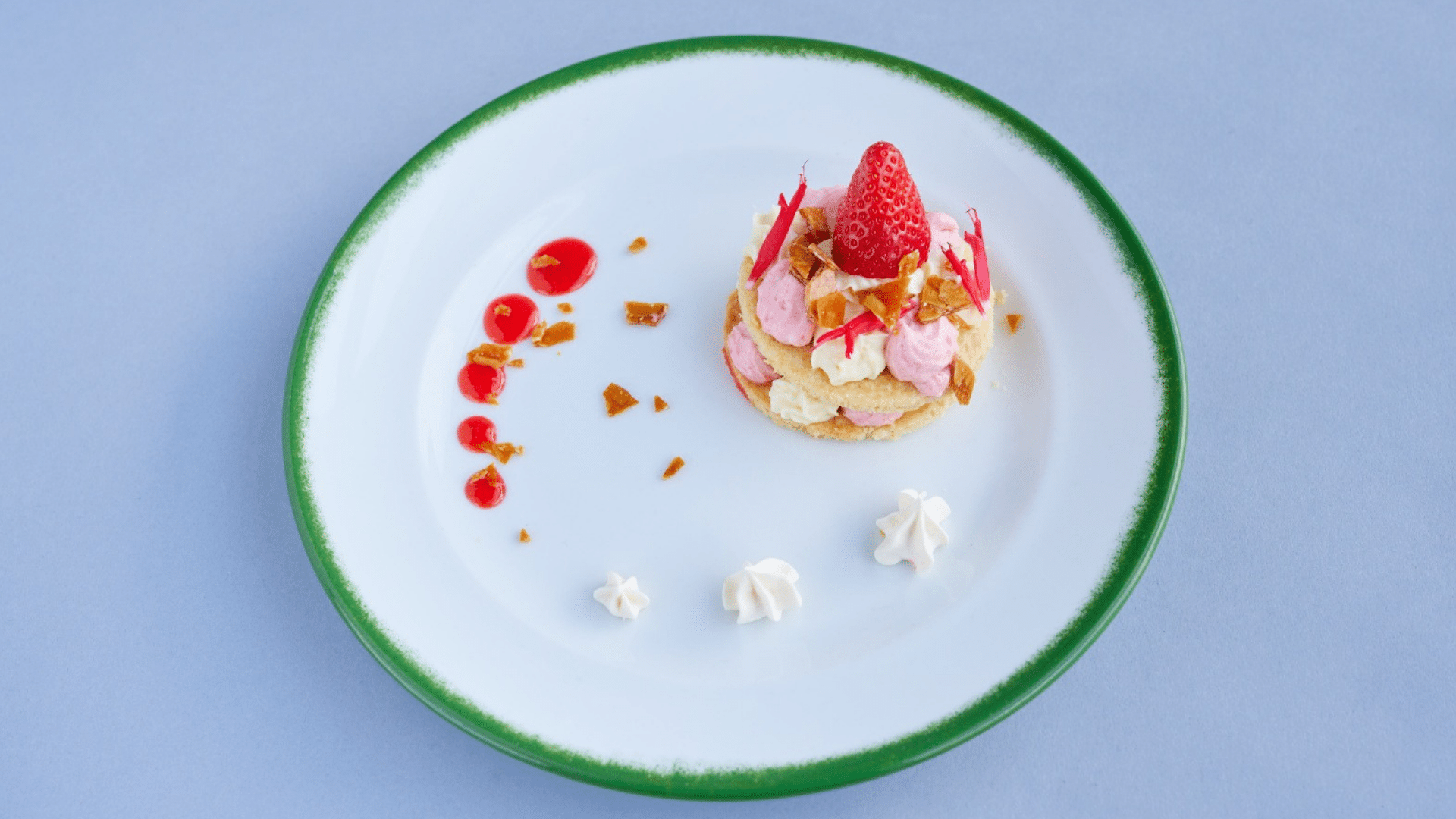 Sablé breton, mousse de fraise, meringue maison et ganache au citron vert