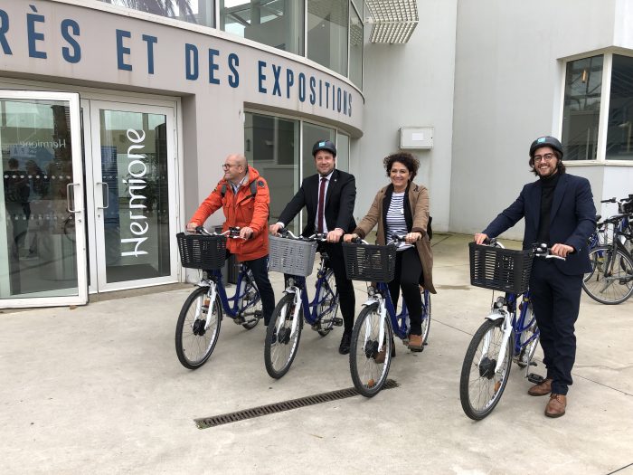 Les élus posent en vélo.