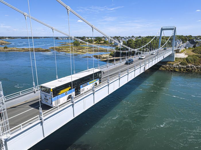 Un car du réseau BreizhGo emprunte le pont Belz.