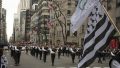 Une parade bretonne dans les rues de New York, les participants brandissent le Gwenn Ha Du
