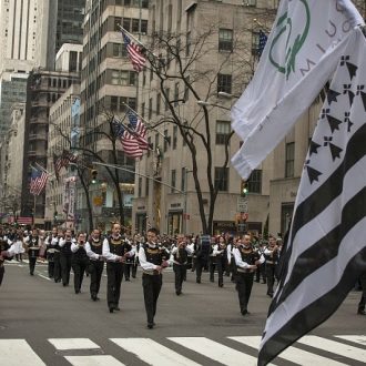 Une parade bretonne dans les rues de New York, les participants brandissent le Gwenn Ha Du