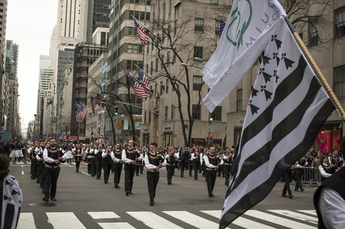 Une parade bretonne dans les rues de New York, les participants brandissent le Gwenn Ha Du