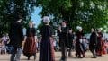 Des personnes entrain de danser sur une musique traditionnelle bretonne lors d'un événement