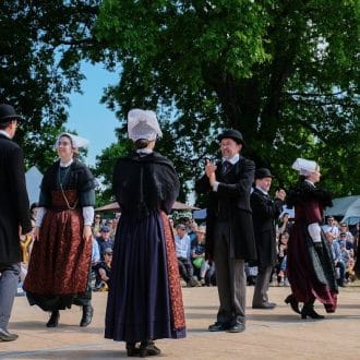 Des personnes entrain de danser sur une musique traditionnelle bretonne lors d'un événement