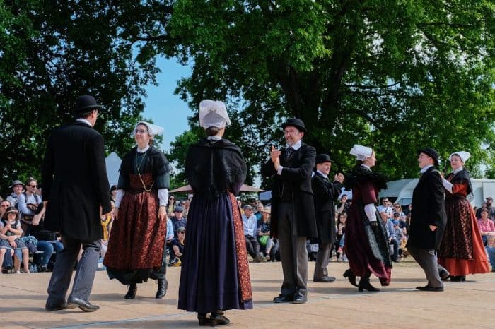 Des personnes entrain de danser sur une musique traditionnelle bretonne lors d'un événement