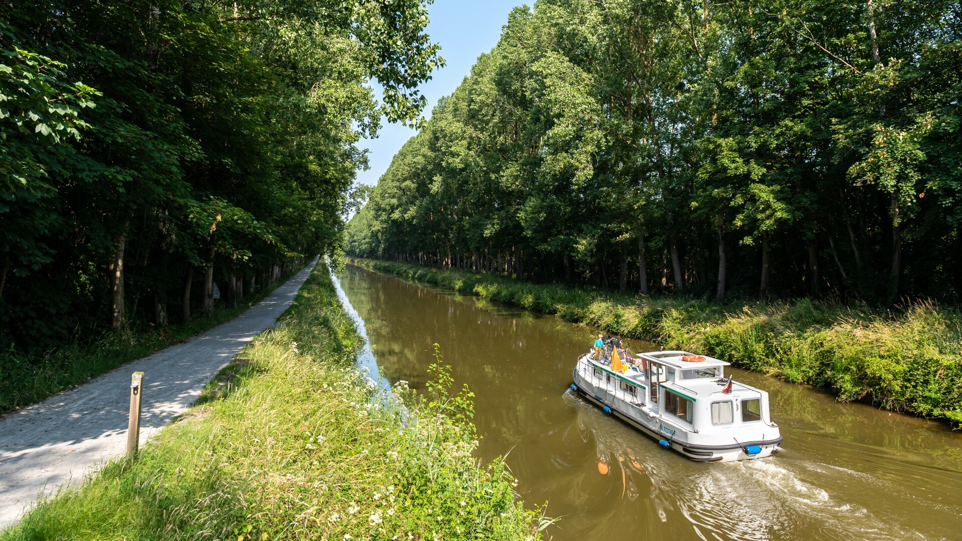 Vue en perspective du canal et ateau qui navigue sur le canal de Nantes à Brest