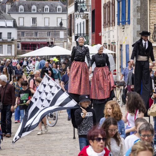 spectacle de rue durant la Fête de la Bretagne