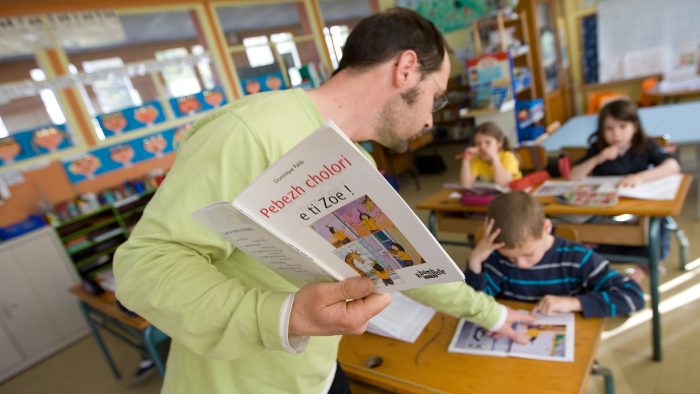 Enseignant de breton avec des enfants dans une classe de primaire en école Diwan à Brest