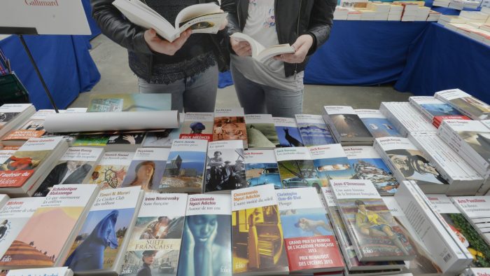 Lectrices devant un étal de livres