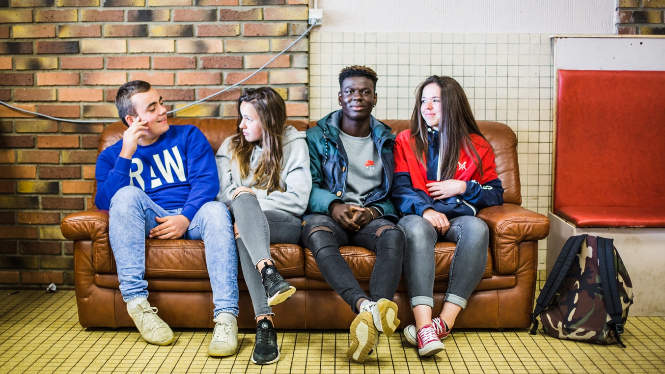 4 jeunes lycéennes et lycéens assis sur un canapé et vue de face au Lycée de Pommerit-Jaudy