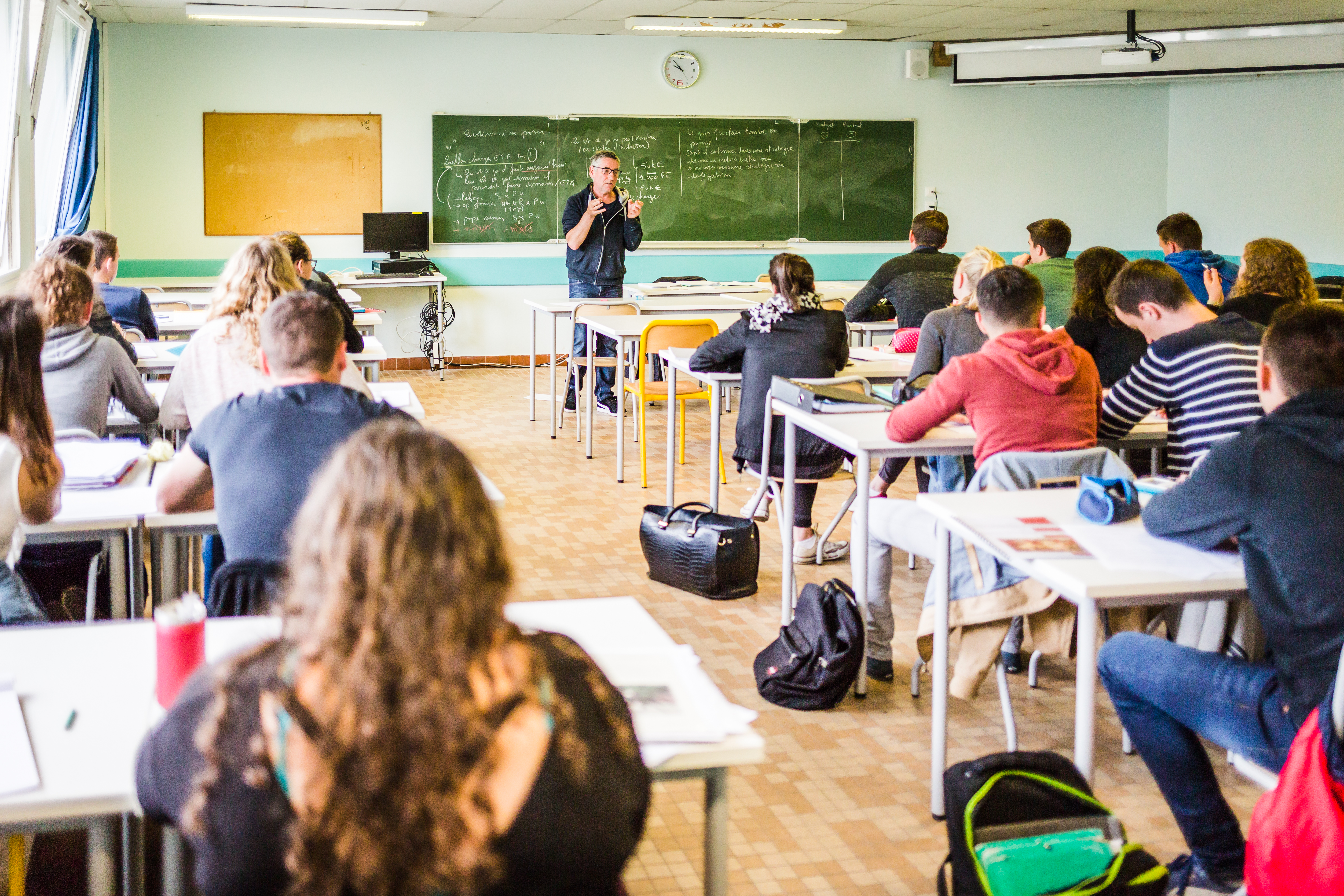 Lycéens dans une salle de classe