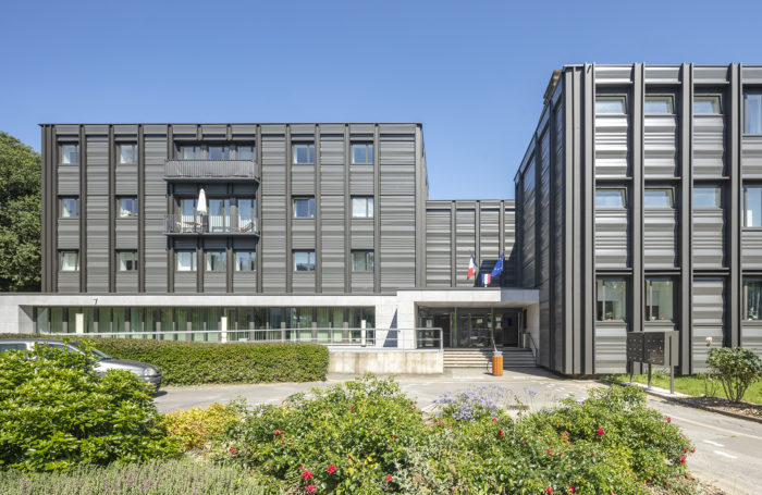 Vue de la nouvelle façade de l'entrée du lycée Bréquiny