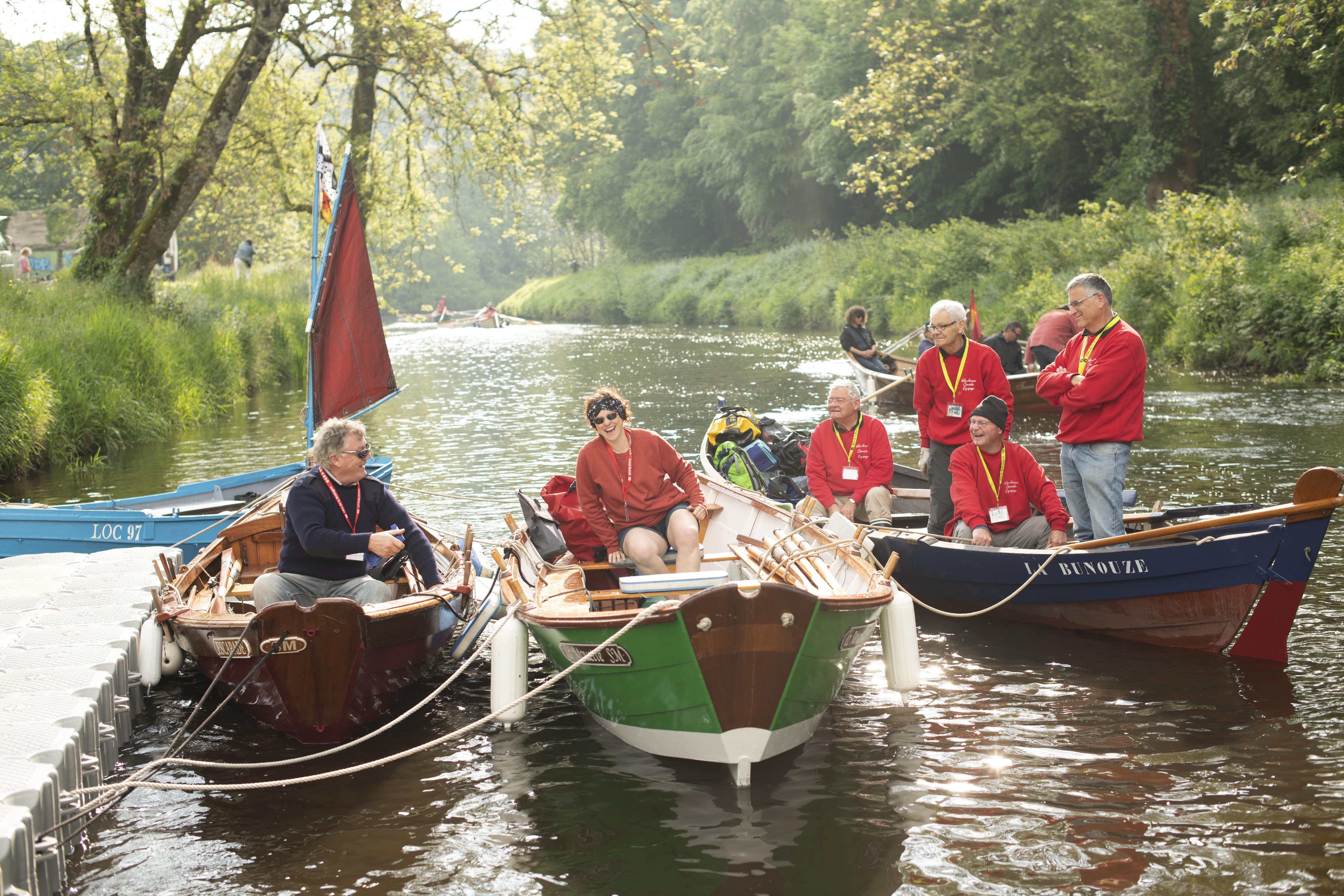 Groupe de femmes et d'hommes sur un canal à bord de péniches