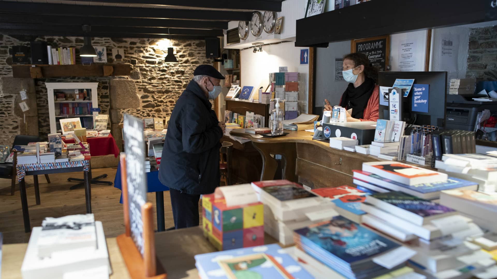 Personne âgée achetant un livre dans une librairie