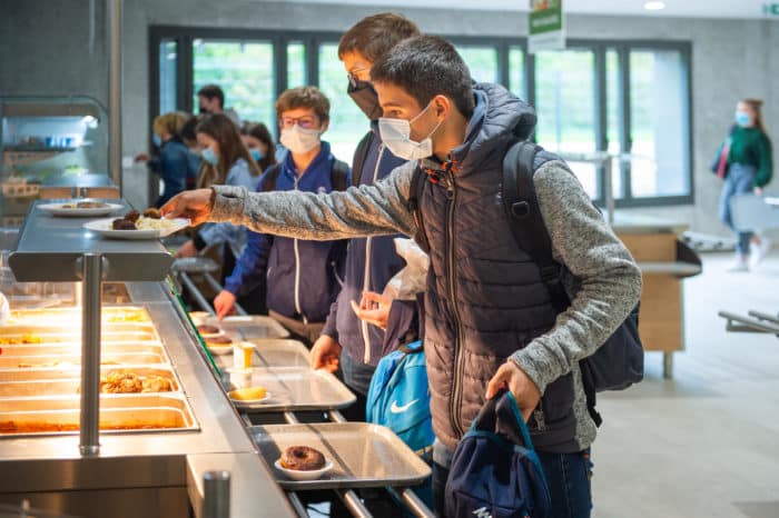 Elèves dans un restaurant scolaire