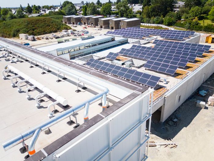 Le toit en panneaux solaires du Lycée Mona Ozouf à Ploërmel