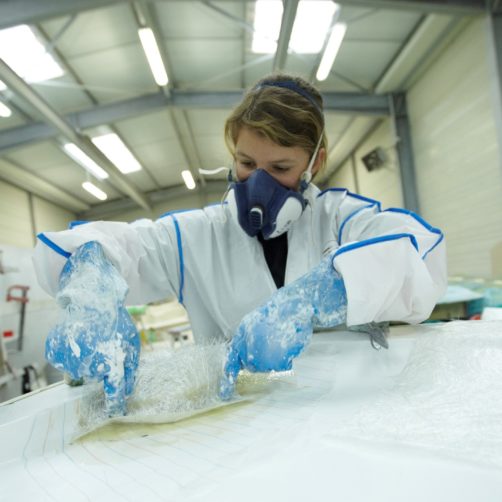 Femme en tenue de travail dans atelier de JPK Composites