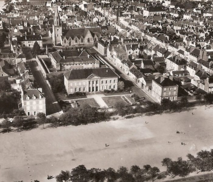 Vue ancienne de hauteur du tribunal de Pontivy