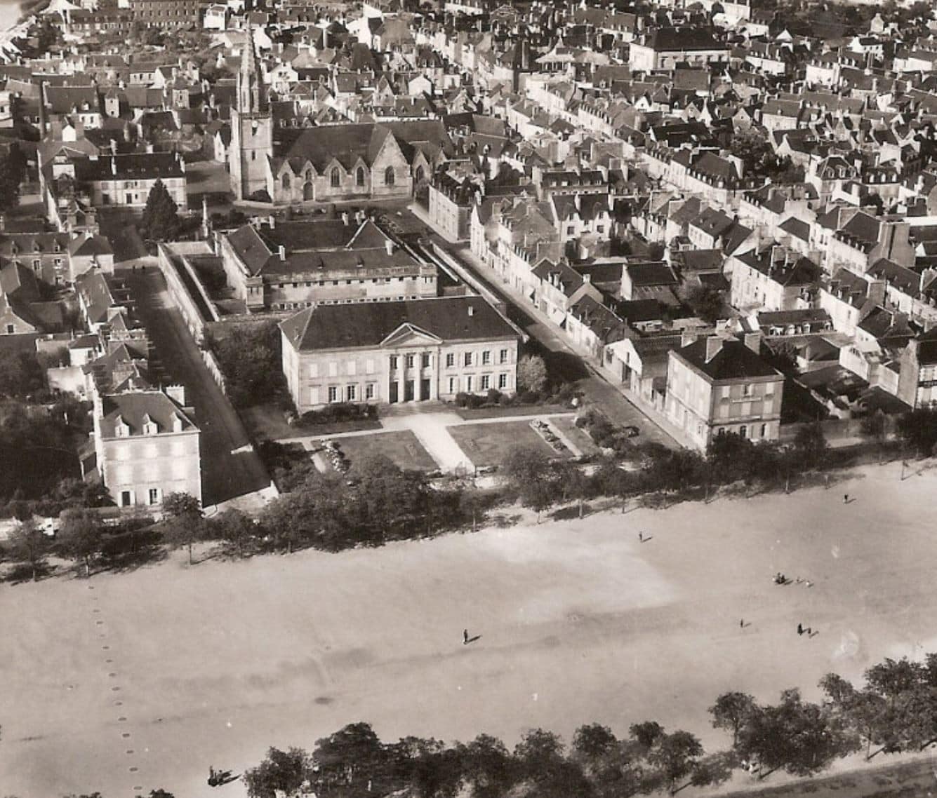 Vue ancienne de hauteur du tribunal de Pontivy