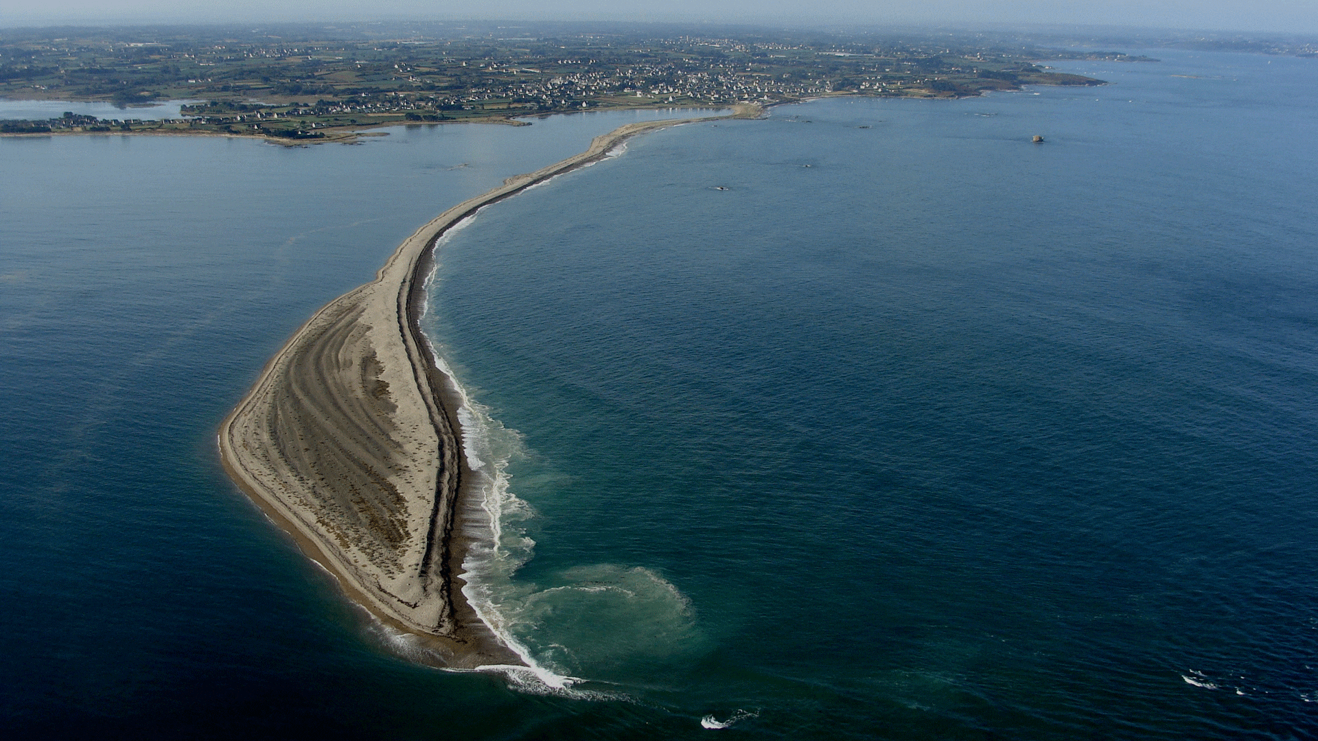 Le Sillon de Talbert est un cordon de galets qui s’avance sur trois km dans la mer