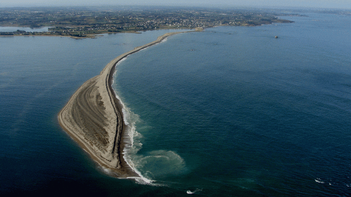 Le Sillon de Talbert est un cordon de galets qui s’avance sur trois km dans la mer