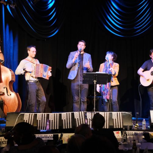 Les musiciens du groupe War Hent Youenn Gwernig sur la scène du Drom à New-York pour la Fête de la Bretagne 2023.