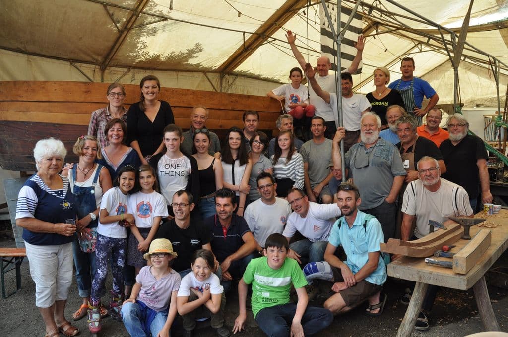 benévoles devant une pilotine (bateau du patrimoine) reconstruite à l'identique